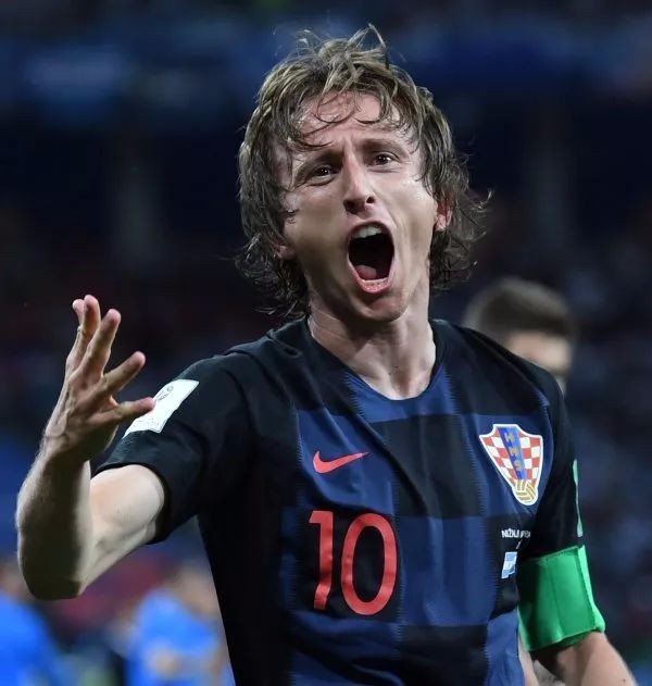 横看成岭侧成峰，乔治娜晒出差照秀出傲人身材